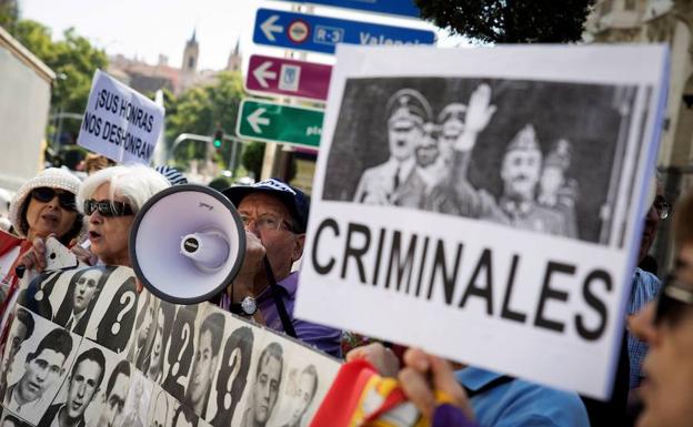 Colectivos de la Memoria Histórica convocan una concentración frente al Congreso de los Diputados para exigir la exhumación de los restos de Franco.