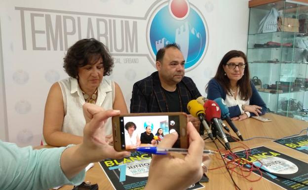 El presidente de Templarium, Felipe Álvarez, junto a miembros de la asociación, en la presentación. 