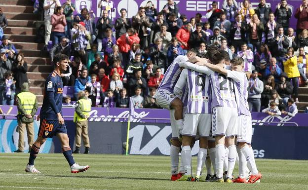 Los jugadores del Real Valladolid, en el último presunto ante el Valencia en Zorrilla. 