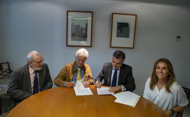 De izquierda a derecha. Juan M. Eguiagaray; Pepe Solá, presidente de la asociación Amigos de los Grandes Navegantes y Exploradores Españoles; Iñaki Arechabaleta, director general de Negocio de Vocento y Pilar Sainz, directora de Comunicación de Vocento.