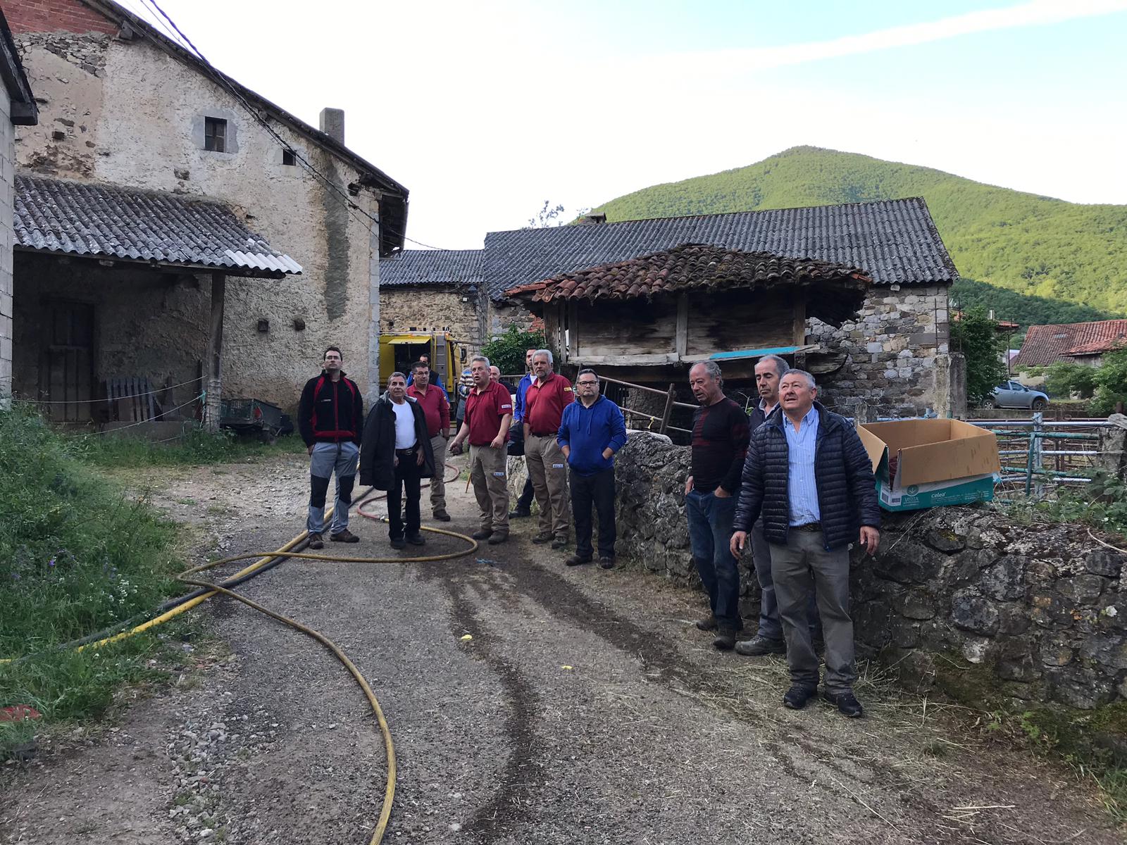 Un incendio arrasa tres casas en Llanos de Valdeón y evidencia las carencia derivada de la ausencia de parques provinciales de Bomberos