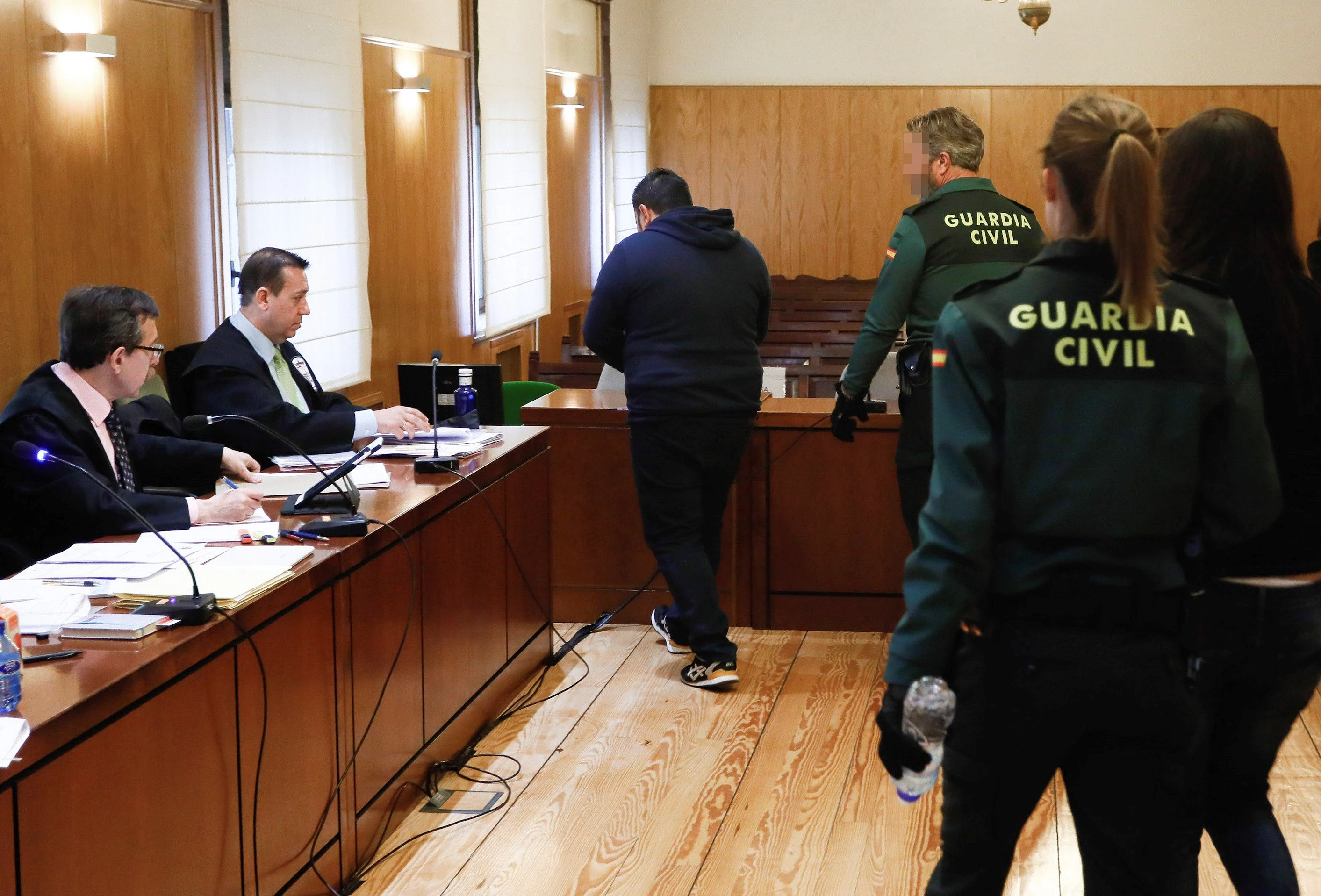 Los acusados entran en la sala del jurado en una de las sesiones del juicio. 