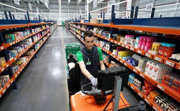 Un empleado de Mercadona recoge los pedidos de clientes realizados por internet en su nuevo almacén de Valencia 