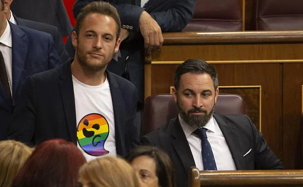 Un diputado posa junto Abascal con una camiseta LGBTI.