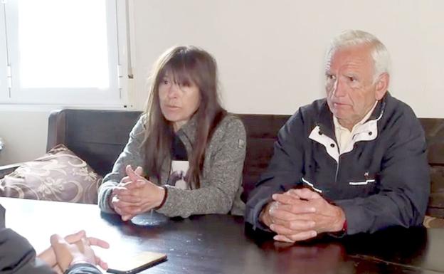 Elías Barrero y Julia Fernández, padres de Sheila, en su casa familiar en Degaña.