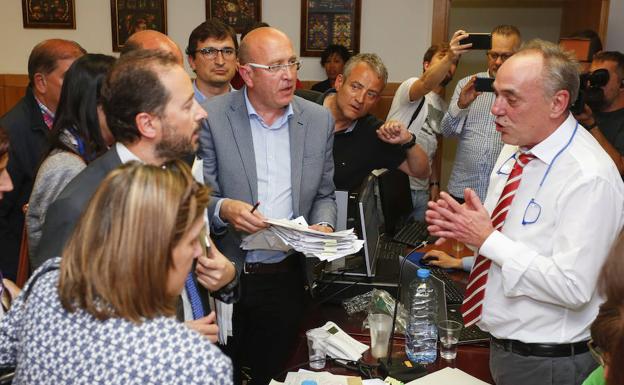 José Antonio Maté, durante el recuento de votos en el Juzgado de León.