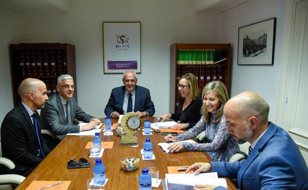 Óscar González Benito, Antonio L. Sánchez Calzada-Hernández, Pedro Díaz Mesonero, Susana Pérez Santos, Mª Teresa Ortega y Javier González Benito durante la reunión del jurado.