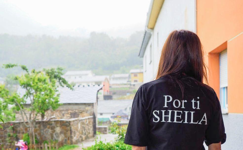 La madre de Sheila Barrero, Julia Fernández, contempla el pueblo de Degaña desde el porche de su casa.