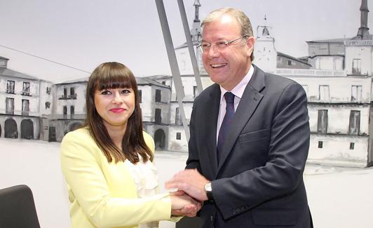 Silván, junto a Villarroel, en la firma del acuerdo de investidura.