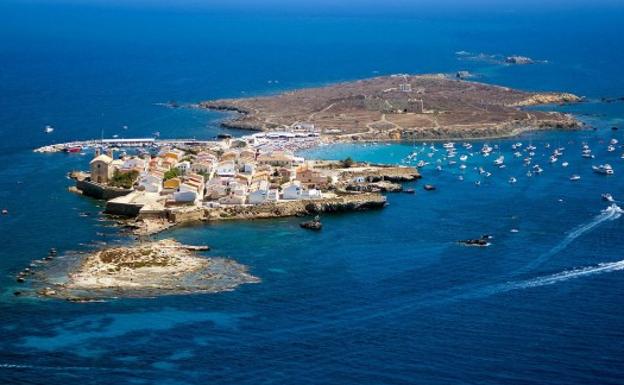 Archipiélago de Tabarca (Alicante), rodeada de las limpias aguas protegidas por la reserva marina del mismo nombre.