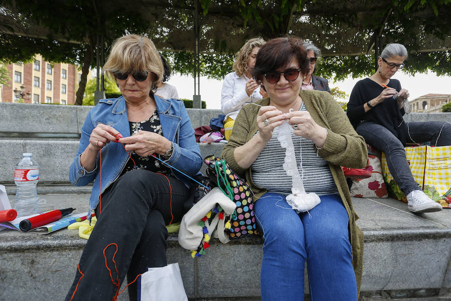Fotos: Celebración del Día Mundial de Tejer en Público en León