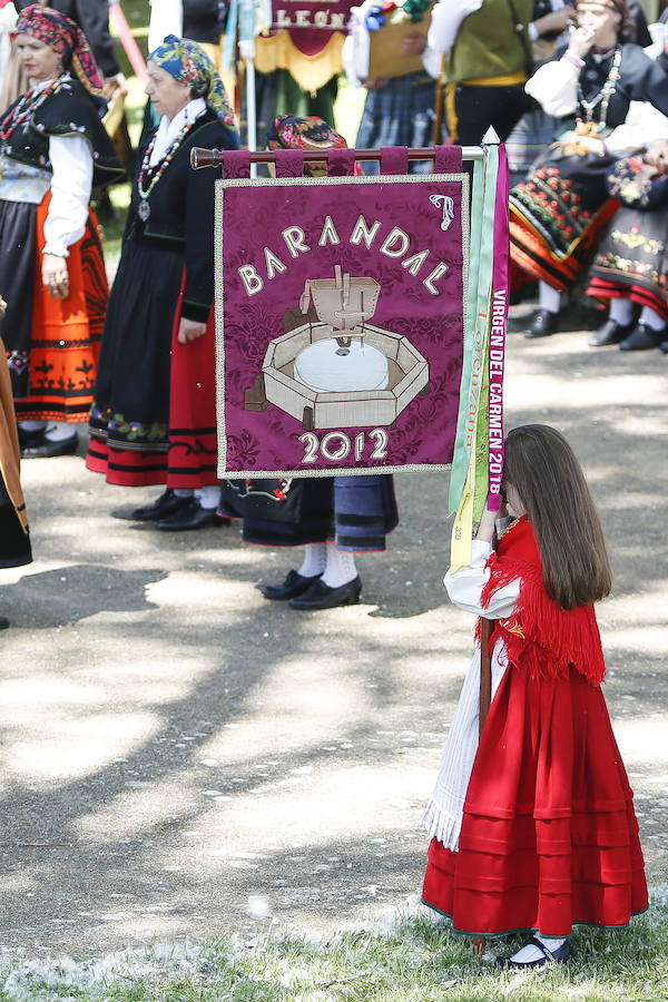 La virgen de Camposagrado (León) volvió hoy a procesionar, en una jornada de romería que combina la devoción religiosa con la exaltación de las costumbres y tradiciones de la provincia. La tradición secular sitúa el origen de la actual ermita y la talla que se venera en la época de la Reconquista y la Rogativa a la petición de agua para propiciar buenas cosechas y abundancia de pastos.