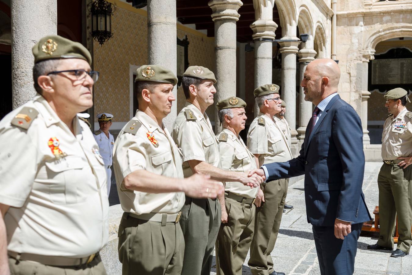 El subsecretario de Defensa, Alejo de la Torre; saludando a los altos cargos militares de la Academia de Artillería de Segovia.