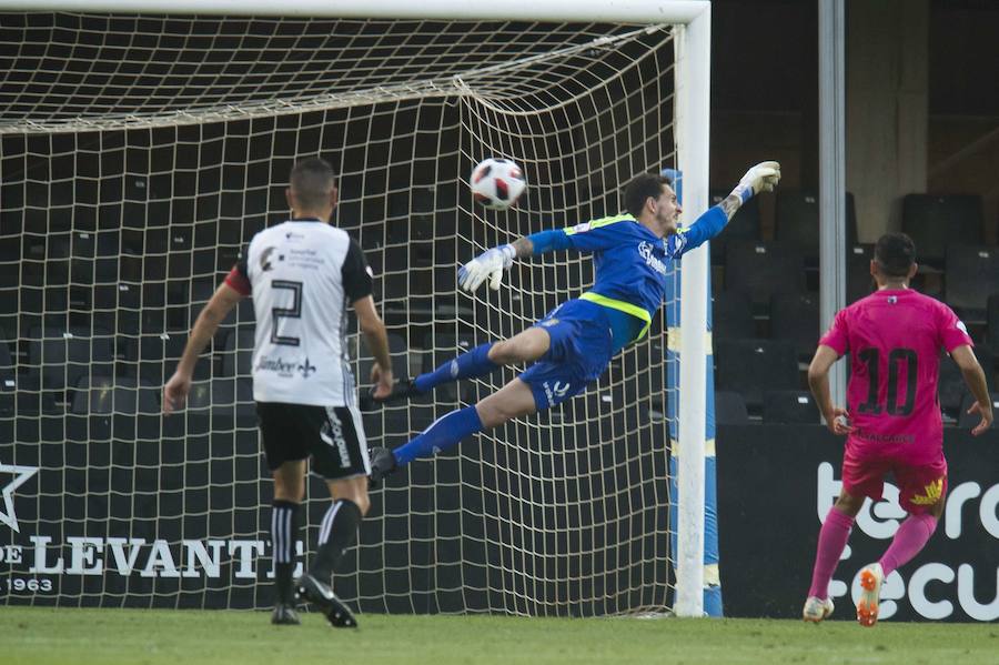 Imágenes del partido de ida de la segunda ronda de la fase de ascenso entre el FC Cartagena y la SD Ponferradina disputado en el estadio de Cartagonova, con resultado de 1-2 para la Ponferradina