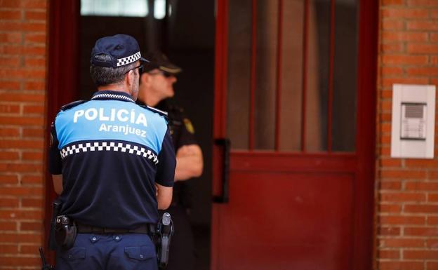 Policías custodian este lunes la vivienda situada en la calle de Victoria Kamhi de Aranjuez.