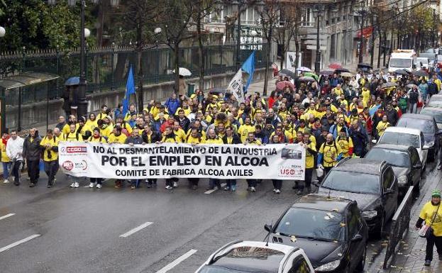 Los trabajadores de Alcoa llegan a Oviedo en la marcha que realizaron desde Avilés el pasado mes de diciembre en defensa de sus empleos.