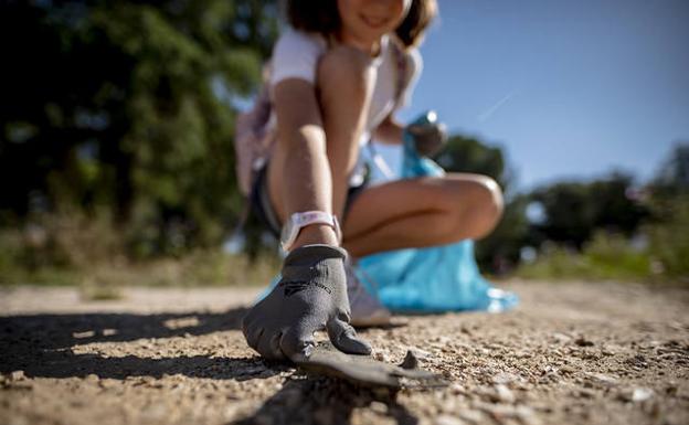Una niña recoge un residuo durante la campaña '1m2 por la naturaleza' de 2018.
