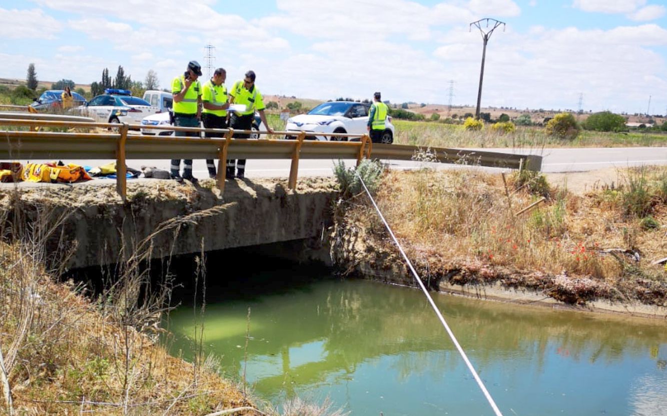 Buzos de Bomberos León, Guardia Civil y servicios de Emergencias Sacyl con un helicóptero medicalizado han acudido al lugar del suceso | Los servicios de Emergencias solo han podido certificar el fallecimiento