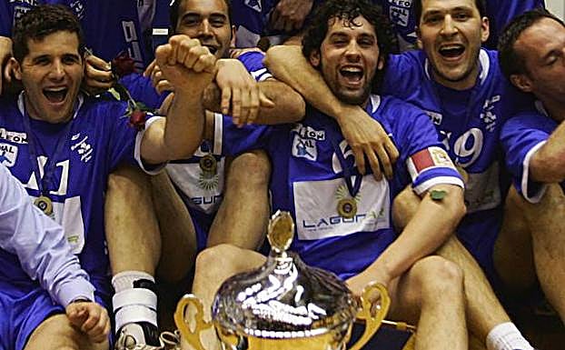 Juanín posa con la Recopa ganada por el Ademar en 2005.