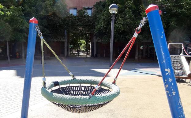 Columpios vacíos ayer en la plaza de la Solidaridad. Al fondo, por un pasadizo, se encuentra la plaza de la Armonía, donde se produjo el aparente intento de rapto de una niña el martes..