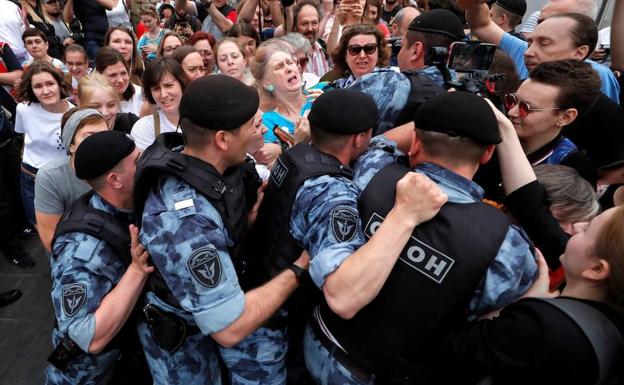 Las fuerzas de seguridad rusa tratan de impedir la manifestación para pedir la libertad de los presos políticos.