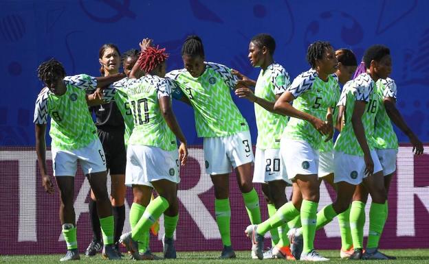 Las jugadoras nigerianas celebran el segundo gol. 