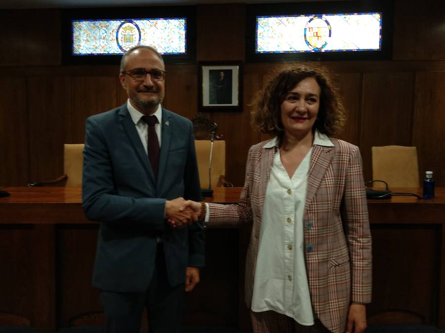 Olegario Ramón y Gloria Fernández Merayo se desean suerte tras la celebración del pleno de la legislatura en Ponferrada. 