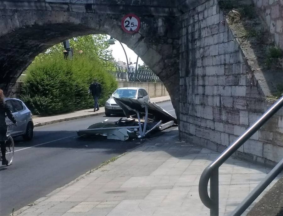 Imagen del techo del camión sobre la calzada 