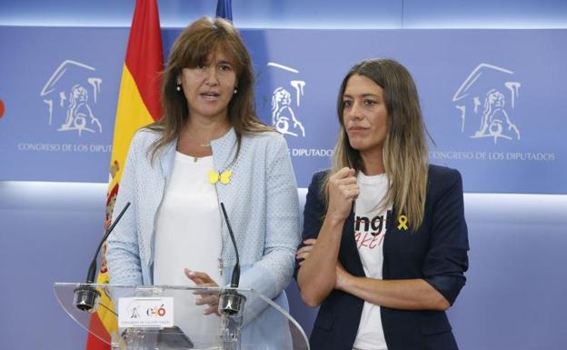 La portavoz portavoz de Junts Per Catalunya en el Congreso, Laura Borràs (c), y la vicepresidenta del PDeCAT, Miriam Nogueras (d).