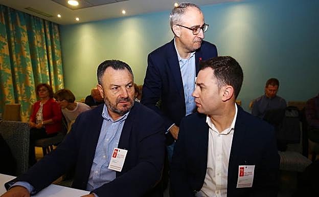 Eduardo Morán sentado junto a Javier Alfonso Cendón. 