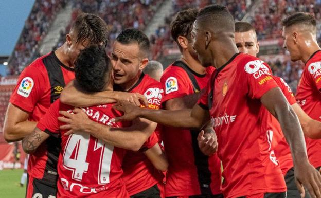 Los jugadores del Mallorca celebran el primer gol del equipo balear.