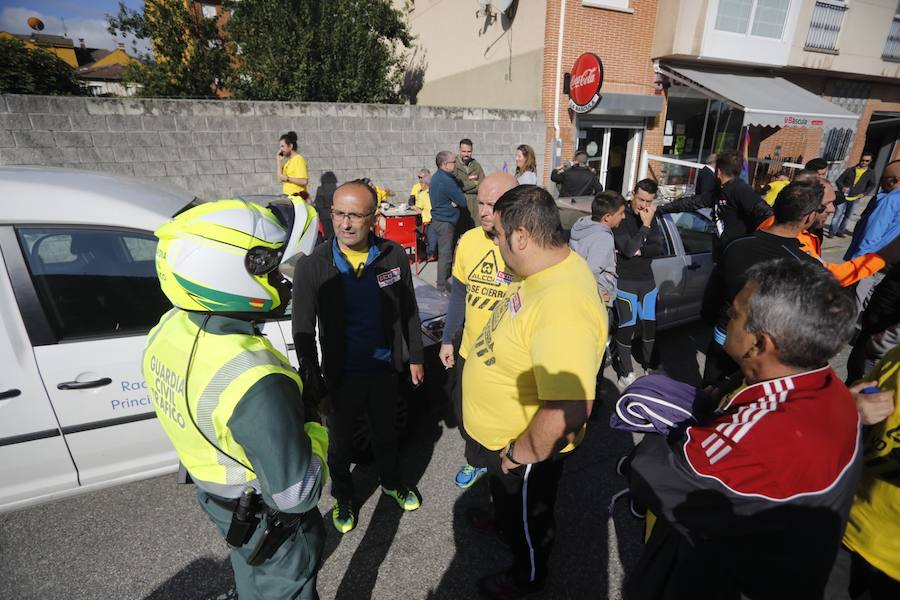 La plantilla de Alcoa marcha durante, este viernes, desde Mieres hasta el puerto de Pajares