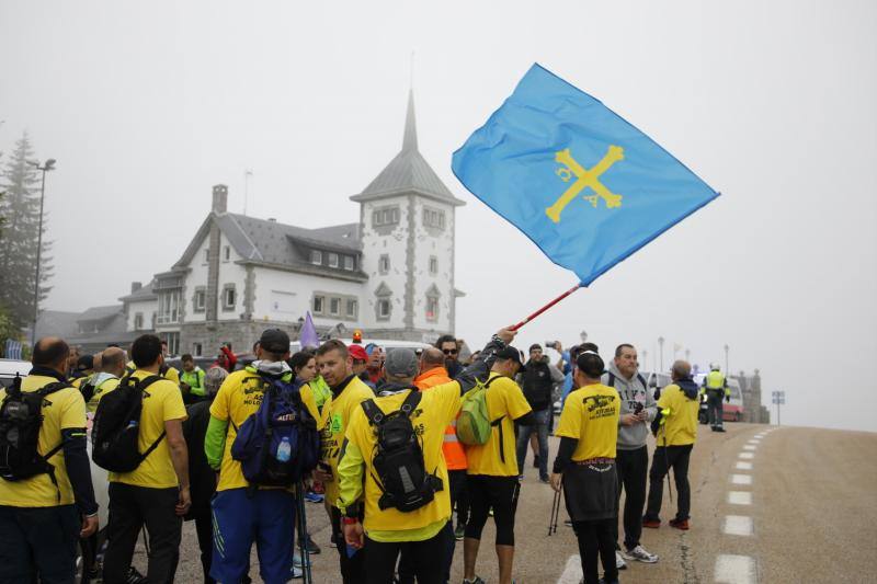 La plantilla de Alcoa marcha durante, este viernes, desde Mieres hasta el puerto de Pajares