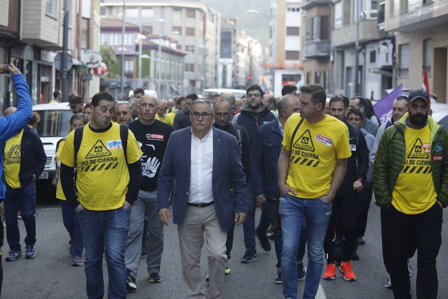 La plantilla de Alcoa marcha durante, este viernes, desde Mieres hasta el puerto de Pajares