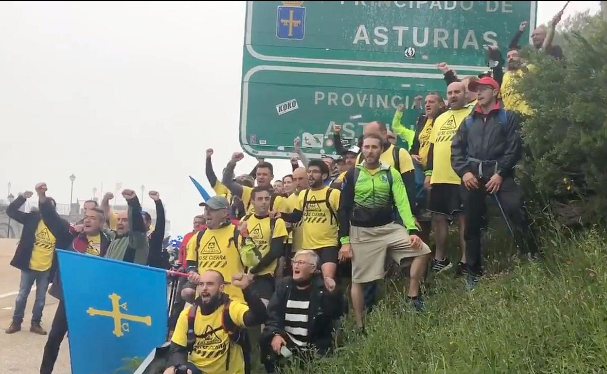 Trabajadores de Alcoa en el alto del Puerto de Pajares.