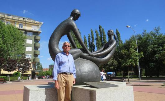 José Luis junto con el monumento del donante de sangre. 