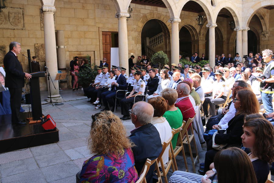 El Palacio de los Guzmanes, sede de la Diputación de León, acoge desde hoy, viernes 14 de junio, hasta el domingo 23 de junio, la exposición «40 aniversario de la mujer en la Policía Nacional», un homenaje a todas la mujeres que han sido, son y serán Policías Nacionales, con un especial recuerdo para dos agentes leonesas Silvia Nogaledo García y Aurora Rodríguez García, que perdieron la vida en su periodo de prácticas en Barcelona el 5 de octubre de 2004.