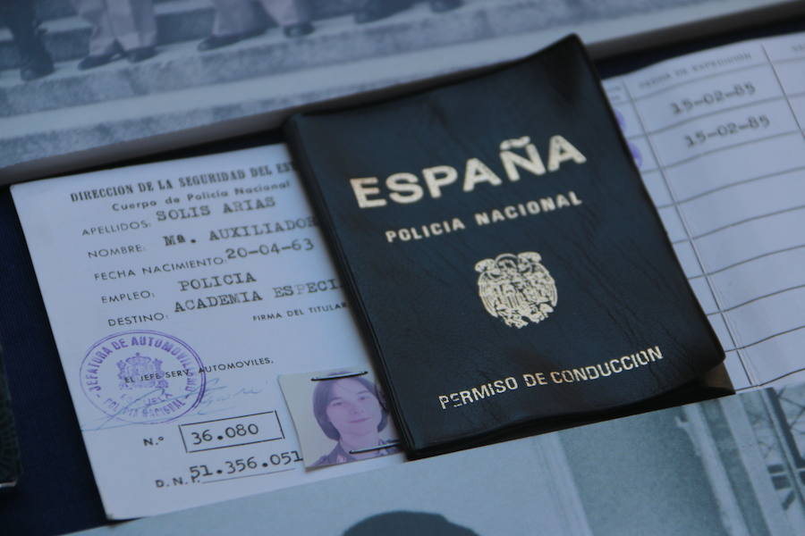 El Palacio de los Guzmanes, sede de la Diputación de León, acoge desde hoy, viernes 14 de junio, hasta el domingo 23 de junio, la exposición «40 aniversario de la mujer en la Policía Nacional», un homenaje a todas la mujeres que han sido, son y serán Policías Nacionales, con un especial recuerdo para dos agentes leonesas Silvia Nogaledo García y Aurora Rodríguez García, que perdieron la vida en su periodo de prácticas en Barcelona el 5 de octubre de 2004.
