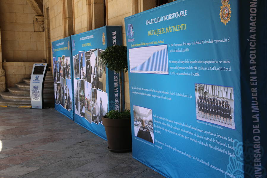 El Palacio de los Guzmanes, sede de la Diputación de León, acoge desde hoy, viernes 14 de junio, hasta el domingo 23 de junio, la exposición «40 aniversario de la mujer en la Policía Nacional», un homenaje a todas la mujeres que han sido, son y serán Policías Nacionales, con un especial recuerdo para dos agentes leonesas Silvia Nogaledo García y Aurora Rodríguez García, que perdieron la vida en su periodo de prácticas en Barcelona el 5 de octubre de 2004.