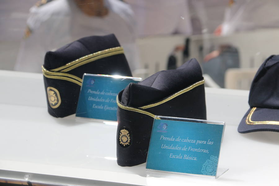 El Palacio de los Guzmanes, sede de la Diputación de León, acoge desde hoy, viernes 14 de junio, hasta el domingo 23 de junio, la exposición «40 aniversario de la mujer en la Policía Nacional», un homenaje a todas la mujeres que han sido, son y serán Policías Nacionales, con un especial recuerdo para dos agentes leonesas Silvia Nogaledo García y Aurora Rodríguez García, que perdieron la vida en su periodo de prácticas en Barcelona el 5 de octubre de 2004.