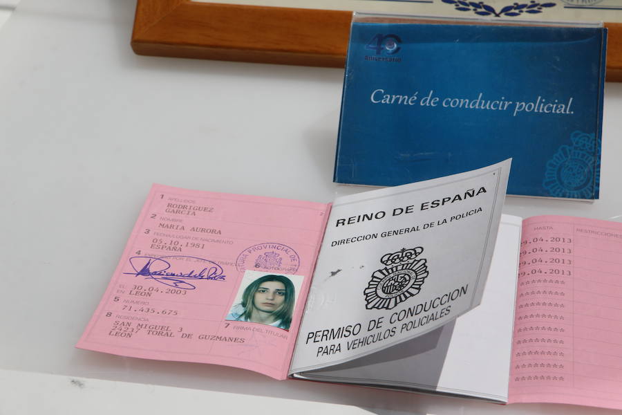 El Palacio de los Guzmanes, sede de la Diputación de León, acoge desde hoy, viernes 14 de junio, hasta el domingo 23 de junio, la exposición «40 aniversario de la mujer en la Policía Nacional», un homenaje a todas la mujeres que han sido, son y serán Policías Nacionales, con un especial recuerdo para dos agentes leonesas Silvia Nogaledo García y Aurora Rodríguez García, que perdieron la vida en su periodo de prácticas en Barcelona el 5 de octubre de 2004.