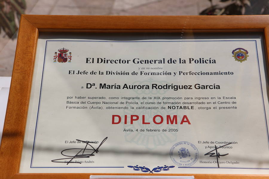 El Palacio de los Guzmanes, sede de la Diputación de León, acoge desde hoy, viernes 14 de junio, hasta el domingo 23 de junio, la exposición «40 aniversario de la mujer en la Policía Nacional», un homenaje a todas la mujeres que han sido, son y serán Policías Nacionales, con un especial recuerdo para dos agentes leonesas Silvia Nogaledo García y Aurora Rodríguez García, que perdieron la vida en su periodo de prácticas en Barcelona el 5 de octubre de 2004.