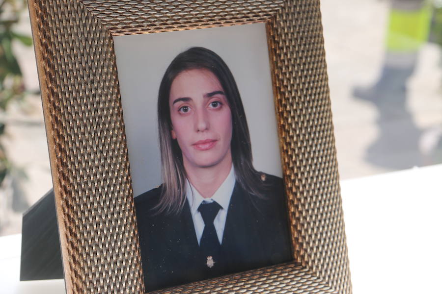 El Palacio de los Guzmanes, sede de la Diputación de León, acoge desde hoy, viernes 14 de junio, hasta el domingo 23 de junio, la exposición «40 aniversario de la mujer en la Policía Nacional», un homenaje a todas la mujeres que han sido, son y serán Policías Nacionales, con un especial recuerdo para dos agentes leonesas Silvia Nogaledo García y Aurora Rodríguez García, que perdieron la vida en su periodo de prácticas en Barcelona el 5 de octubre de 2004.