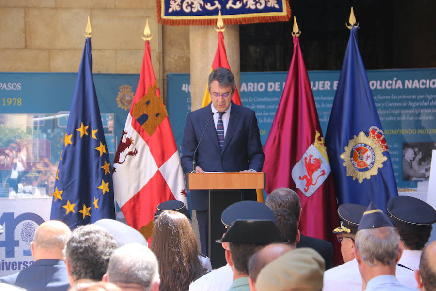 El Palacio de los Guzmanes, sede de la Diputación de León, acoge desde hoy, viernes 14 de junio, hasta el domingo 23 de junio, la exposición «40 aniversario de la mujer en la Policía Nacional», un homenaje a todas la mujeres que han sido, son y serán Policías Nacionales, con un especial recuerdo para dos agentes leonesas Silvia Nogaledo García y Aurora Rodríguez García, que perdieron la vida en su periodo de prácticas en Barcelona el 5 de octubre de 2004.