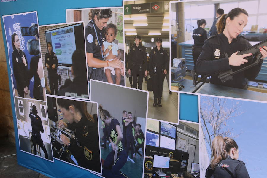 El Palacio de los Guzmanes, sede de la Diputación de León, acoge desde hoy, viernes 14 de junio, hasta el domingo 23 de junio, la exposición «40 aniversario de la mujer en la Policía Nacional», un homenaje a todas la mujeres que han sido, son y serán Policías Nacionales, con un especial recuerdo para dos agentes leonesas Silvia Nogaledo García y Aurora Rodríguez García, que perdieron la vida en su periodo de prácticas en Barcelona el 5 de octubre de 2004.