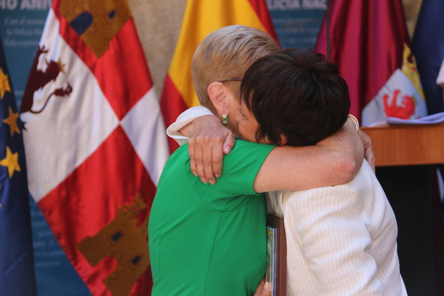 El Palacio de los Guzmanes, sede de la Diputación de León, acoge desde hoy, viernes 14 de junio, hasta el domingo 23 de junio, la exposición «40 aniversario de la mujer en la Policía Nacional», un homenaje a todas la mujeres que han sido, son y serán Policías Nacionales, con un especial recuerdo para dos agentes leonesas Silvia Nogaledo García y Aurora Rodríguez García, que perdieron la vida en su periodo de prácticas en Barcelona el 5 de octubre de 2004.
