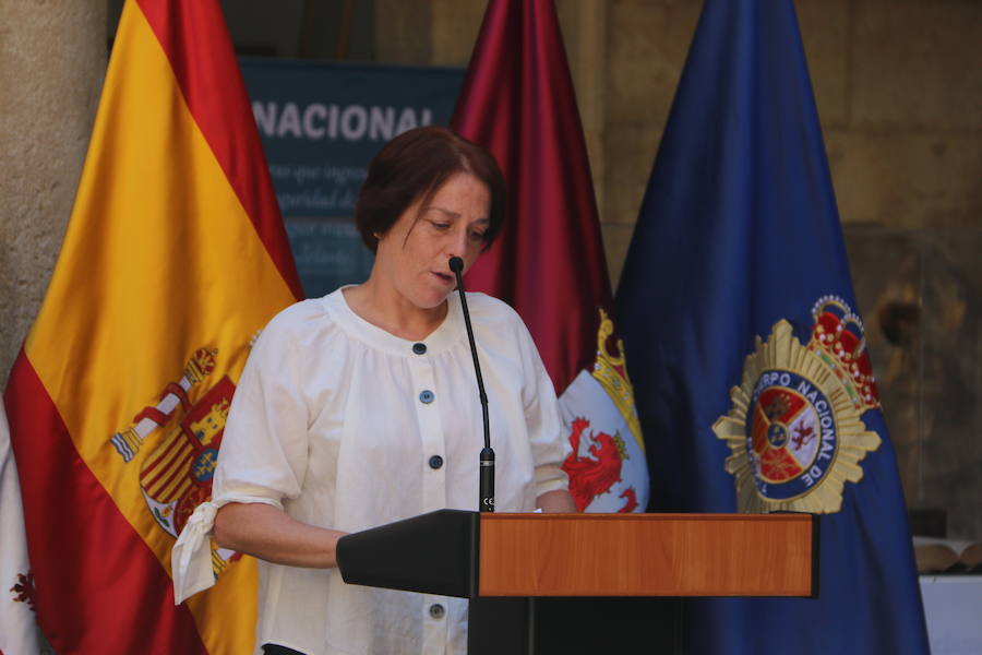 El Palacio de los Guzmanes, sede de la Diputación de León, acoge desde hoy, viernes 14 de junio, hasta el domingo 23 de junio, la exposición «40 aniversario de la mujer en la Policía Nacional», un homenaje a todas la mujeres que han sido, son y serán Policías Nacionales, con un especial recuerdo para dos agentes leonesas Silvia Nogaledo García y Aurora Rodríguez García, que perdieron la vida en su periodo de prácticas en Barcelona el 5 de octubre de 2004.