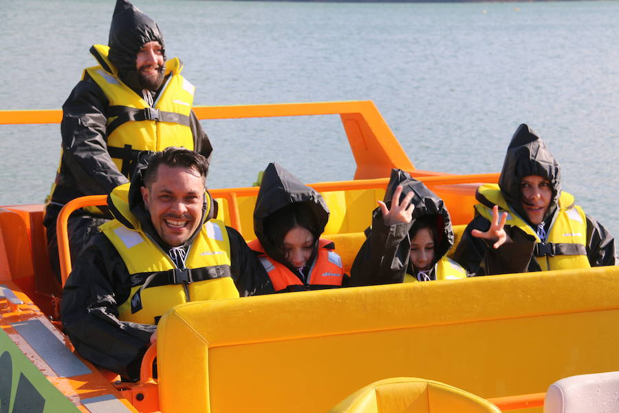 Llega a Riaño el 'JetBoat', una embarcación que alcanza velocidades de más de 80 kilómetros por hora, con giros de 360 grados para ofrecer una experiencia que conjuga turismo con diversión y adrenalina y que es pionera en el Norte de España