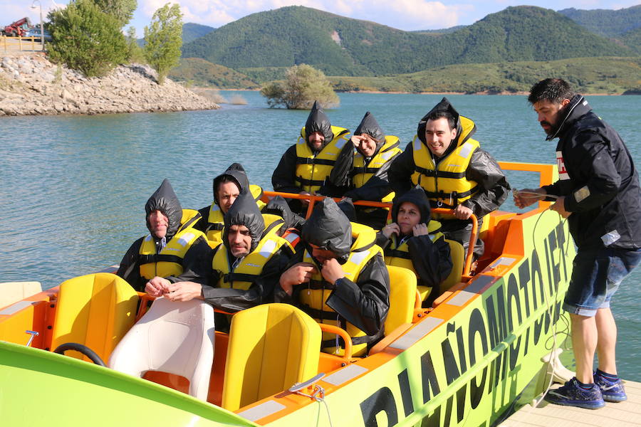 Llega a Riaño el 'JetBoat', una embarcación que alcanza velocidades de más de 80 kilómetros por hora, con giros de 360 grados para ofrecer una experiencia que conjuga turismo con diversión y adrenalina y que es pionera en el Norte de España