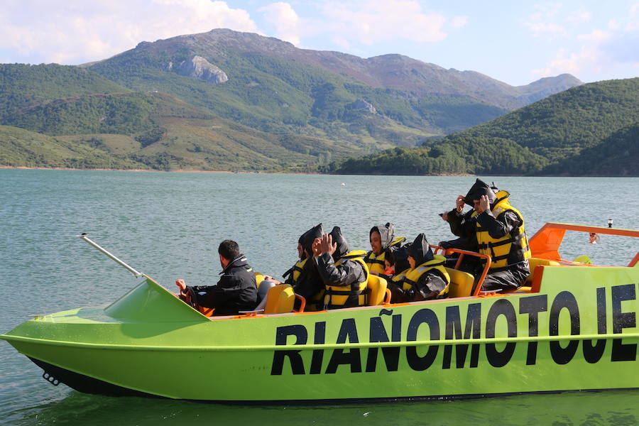 Llega a Riaño el 'JetBoat', una embarcación que alcanza velocidades de más de 80 kilómetros por hora, con giros de 360 grados para ofrecer una experiencia que conjuga turismo con diversión y adrenalina y que es pionera en el Norte de España